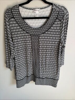 Collection L Black & White Geometric Scoop Neck Top